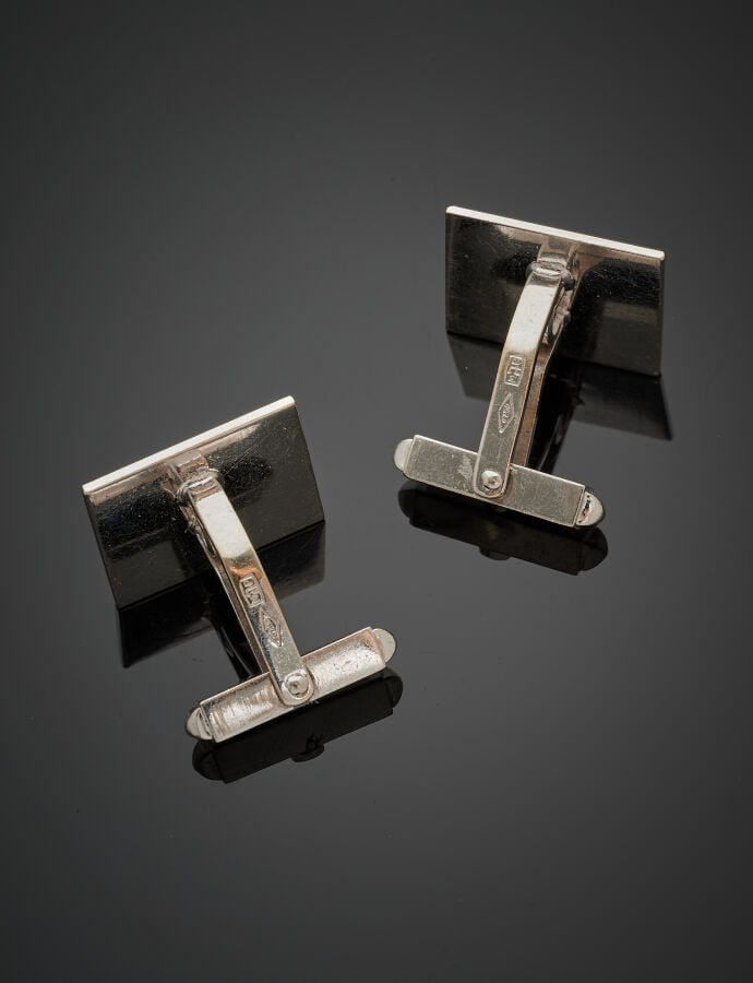 Paire de BOUTONS de MANCHETTES rectangulaires en or gris (750‰) guilloché, orné…
