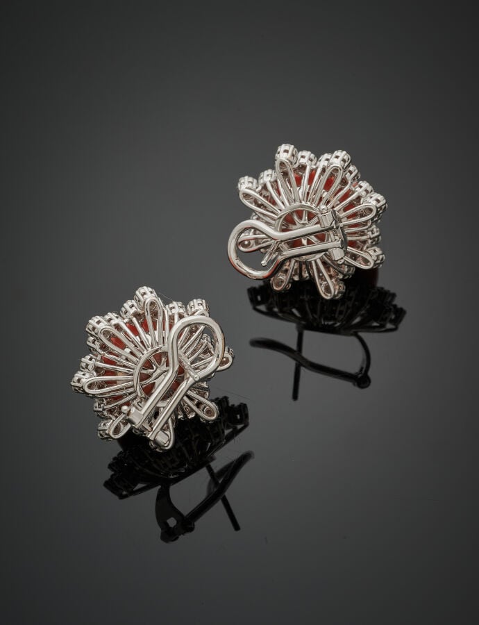 Paire de CLIPS d'OREILLES « fleurs » en or gris (750‰) orné d'une perle de cora…