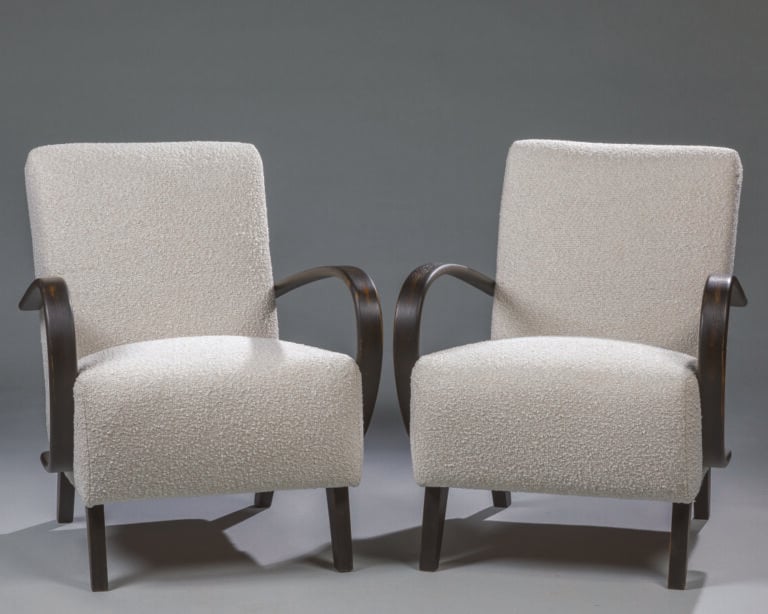 Paire de fauteuils à accotoirs en bois courbé - teinté - Recouverts de tissu bo…