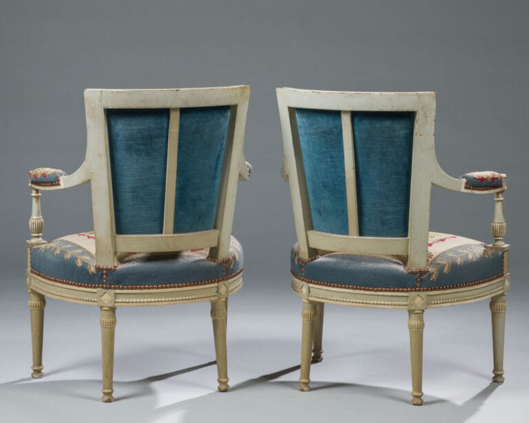 Paire de Fauteuils à dossier cabriolet en bois laqué gris. - Style Directoire -…