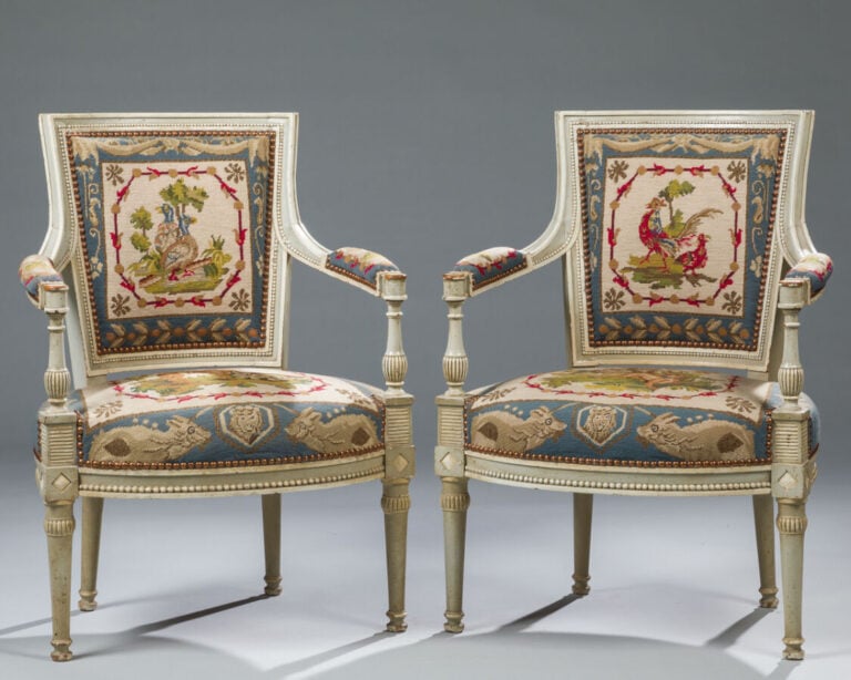 Paire de Fauteuils à dossier cabriolet en bois laqué gris. - Style Directoire -…