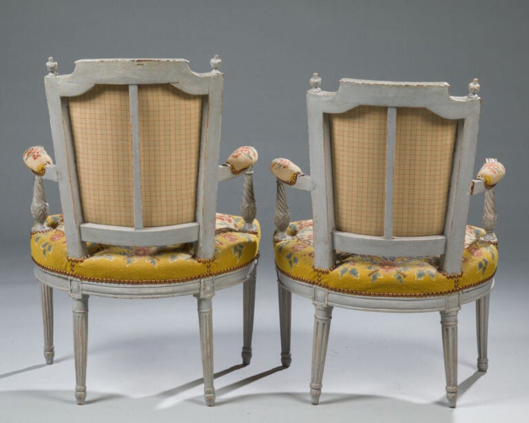 Paire de fauteuils à dossier chapeau de gendarme en bois - laqué gris. Support…