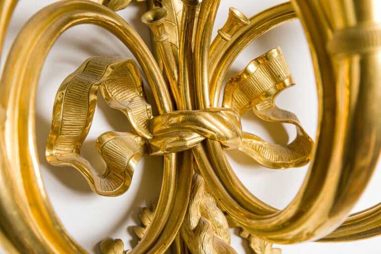 Paire de grandes appliques à trois lumières en bronze ciselé et doré ; - les br…