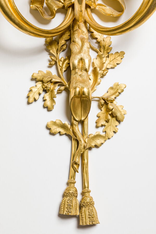Paire de grandes appliques à trois lumières en bronze ciselé et doré ; - les br…