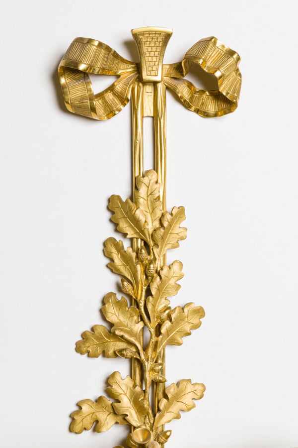 Paire de grandes appliques à trois lumières en bronze ciselé et doré ; - les br…