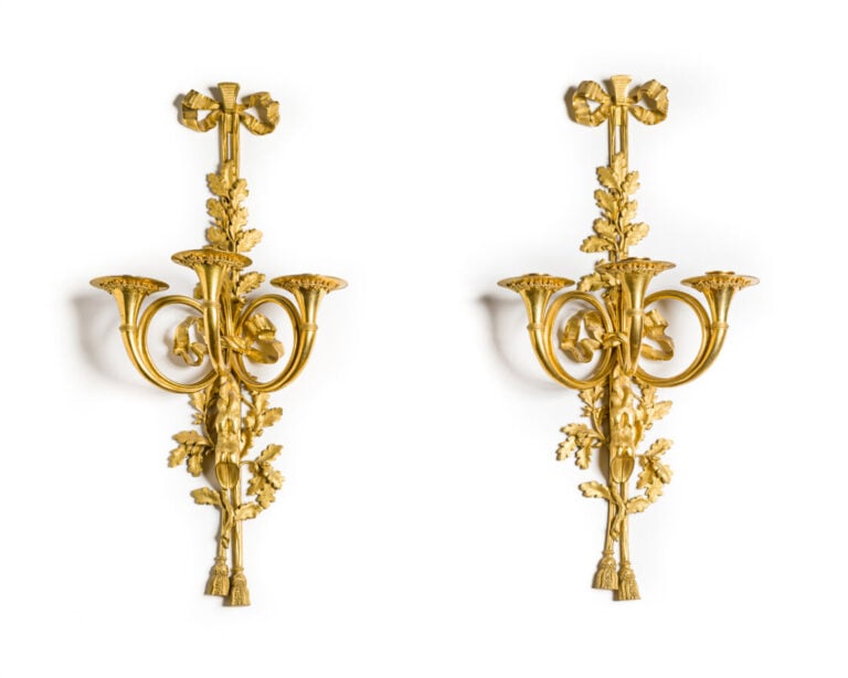 Paire de grandes appliques à trois lumières en bronze ciselé et doré ; - les br…