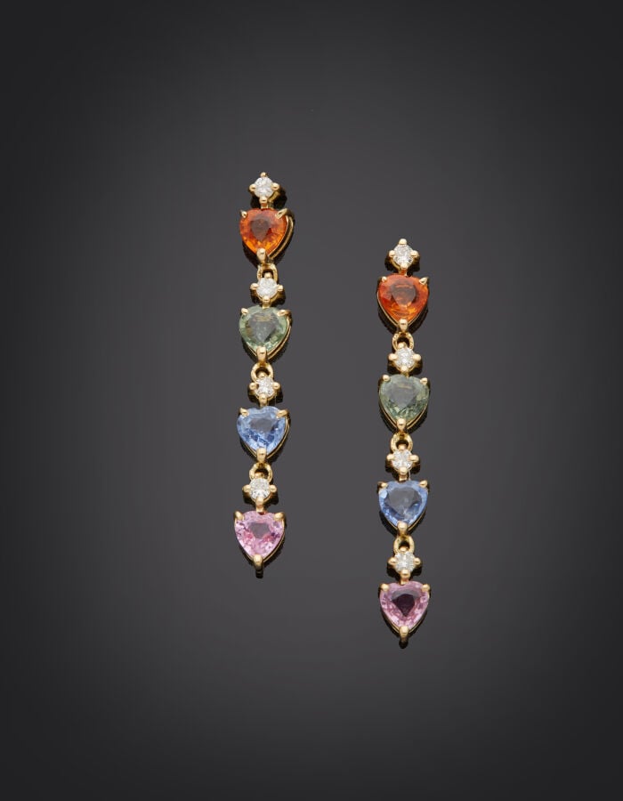 Paire de PENDANTS d'OREILLES « arc-en-ciel » en or jaune (750‰) articulé serti…