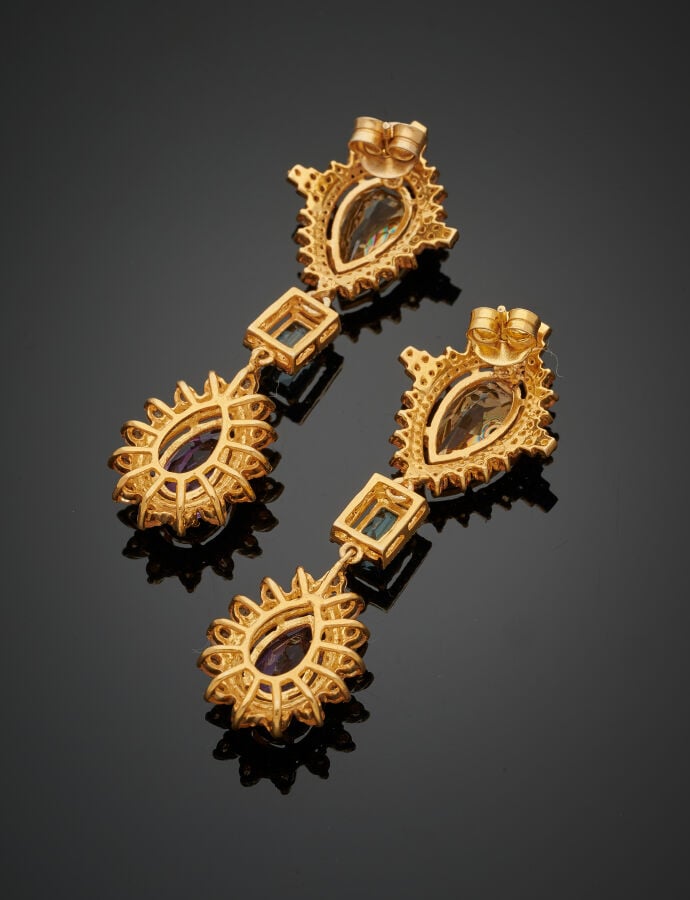 Paire de PENDANTS d'OREILLES en argent et vermeil (925‰) serti chacun d'une amé…