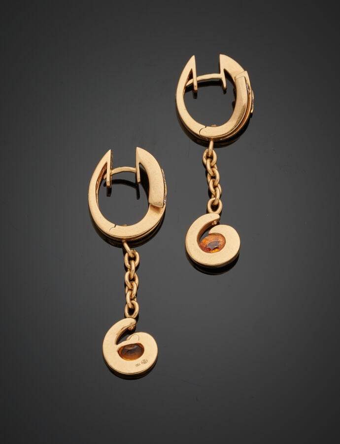 Paire de PENDANTS d'OREILLES en or jaune (750‰) ajouré, serti chacun de trois d…