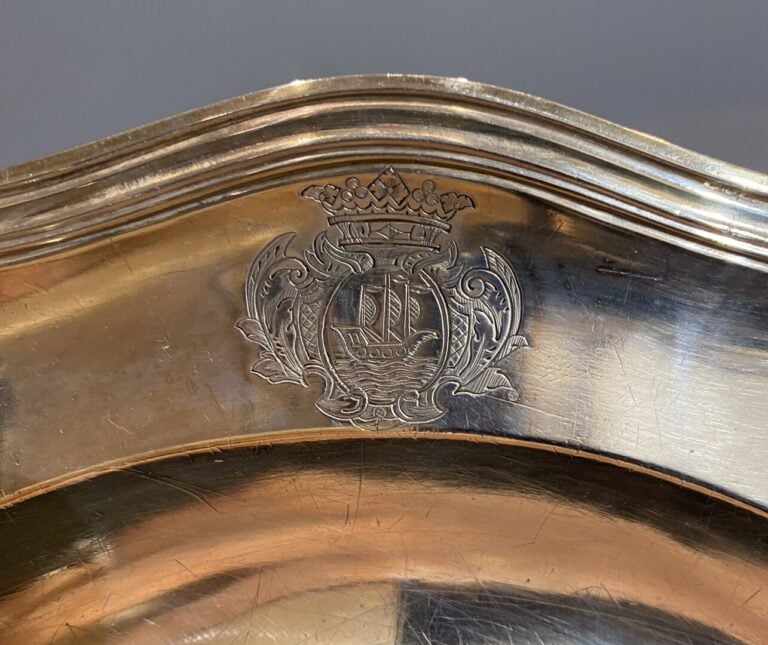 Paire de plats en argent à cinq contours, la bordure ornée de filets moulurés -…