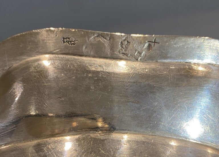 Paire de plats en argent à cinq contours, la bordure ornée de filets moulurés -…
