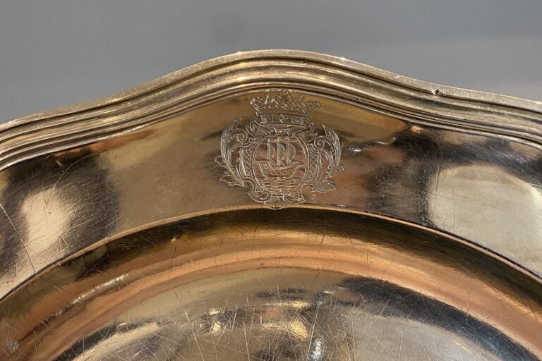 Paire de plats en argent à cinq contours, la bordure ornée de filets moulurés -…