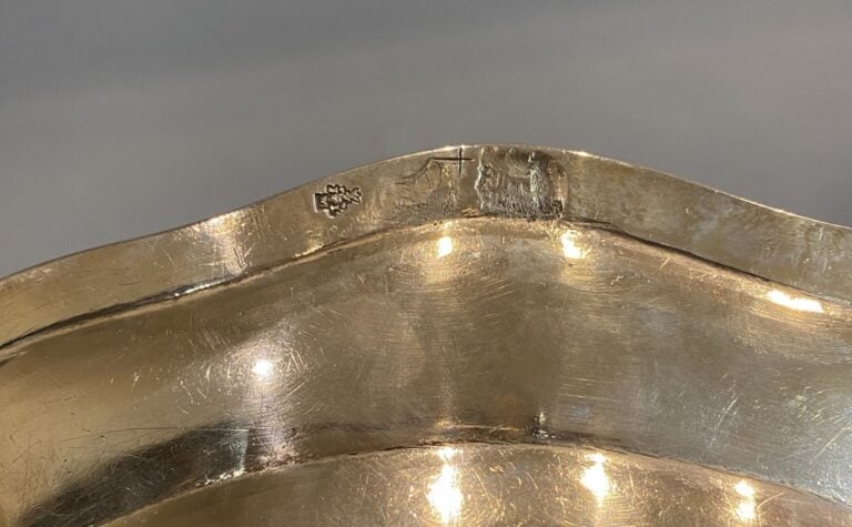 Paire de plats en argent à cinq contours, la bordure ornée de filets moulurés -…