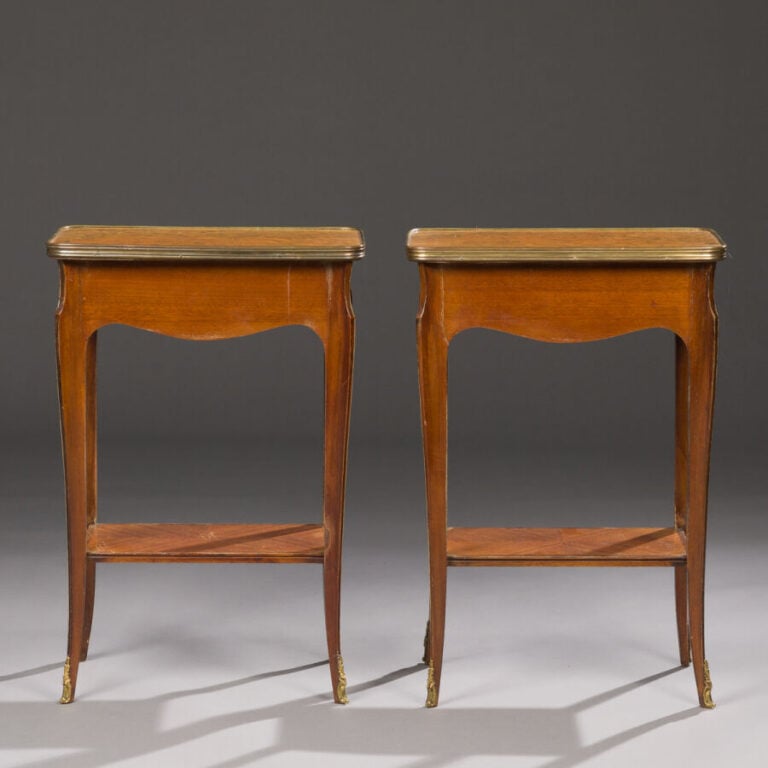 Paire de tables d'appoint en placage de marqueterie ouvrant par un - tiroir en…