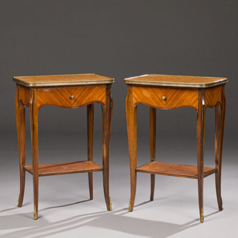 Paire de tables d'appoint en placage de marqueterie ouvrant par un - tiroir en…