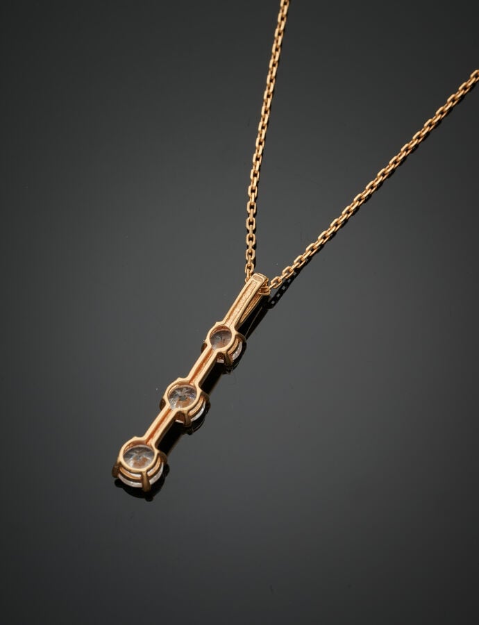 PENDENTIF « barrette » et sa CHAINETTE en or jaune (750‰) orné de trois pierres…