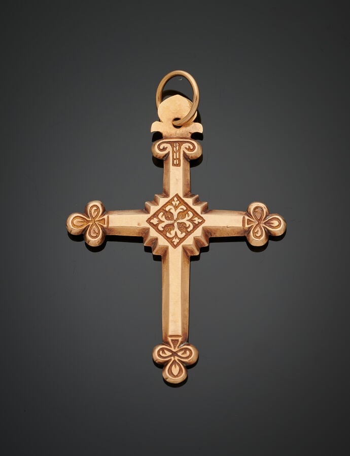PENDENTIF « croix Jeannette » en or jaune (585‰) 14 carats, ciselé et amati. -…