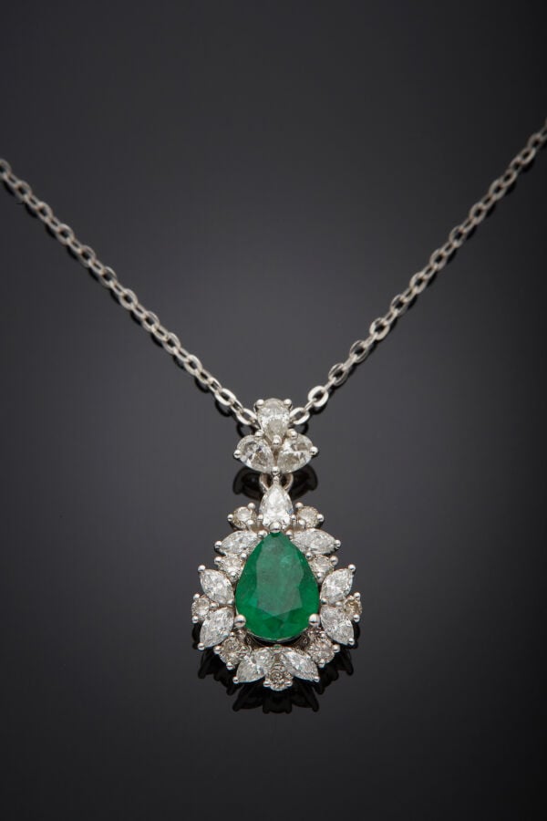 PENDENTIF « goutte » et sa chaînette en or gris (750‰) serti d'une émeraude de…