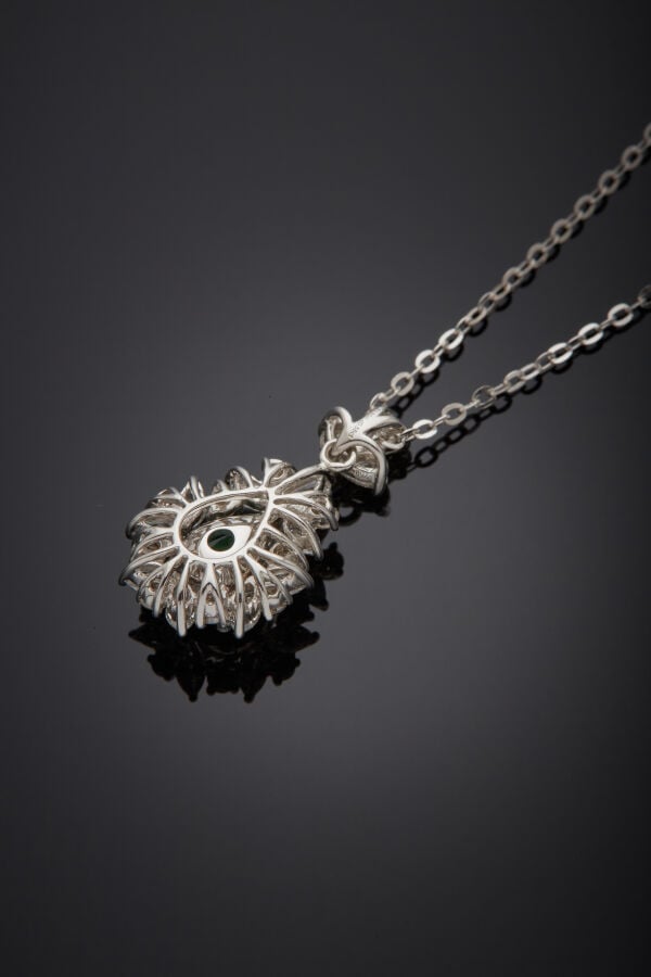 PENDENTIF « goutte » et sa chaînette en or gris (750‰) serti d'une émeraude de…