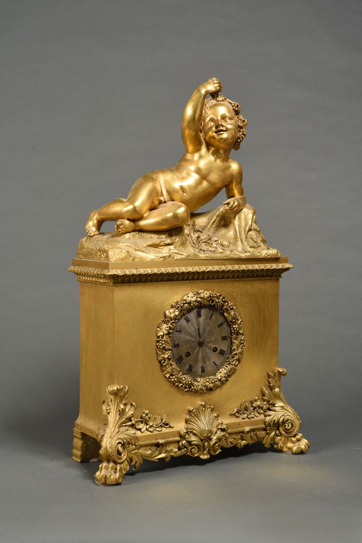 Pendule en bronze doré ciselé figurant le jeune Bacchus allongé sur une peau de…