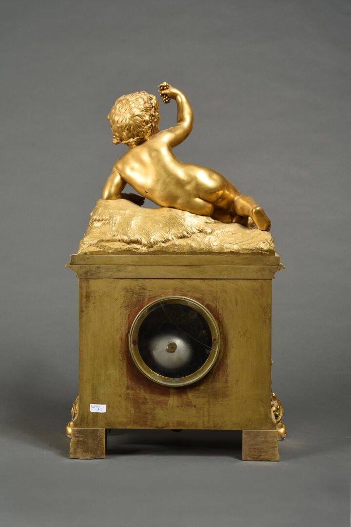 Pendule en bronze doré ciselé figurant le jeune Bacchus allongé sur une peau de…
