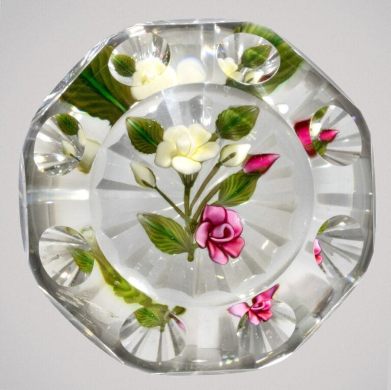 Perthshire. Presse-papiers orné d'un bouquet composé d'une rose blanche, d'une…