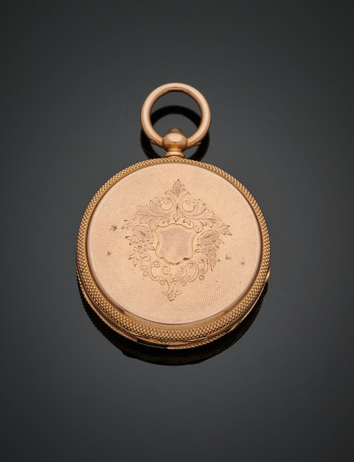 Petite MONTRE de POCHE en or jaune (750‰) ciselé et guilloché. Cadran émail bla…