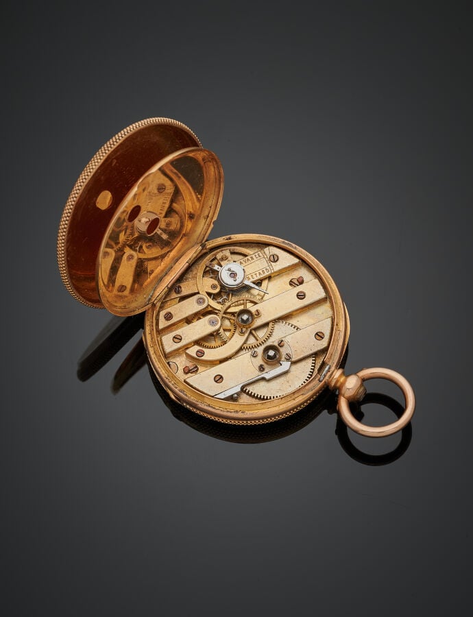 Petite MONTRE de POCHE en or jaune (750‰) ciselé et guilloché. Cadran émail bla…