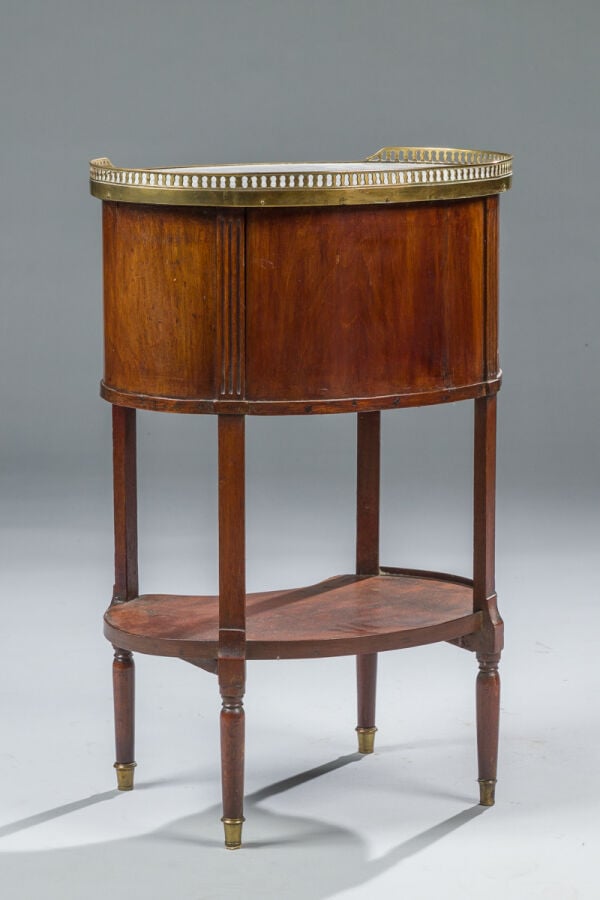 Petite table de salon ovale en acajou et placage d'acajou à trois - tiroirs.gal…