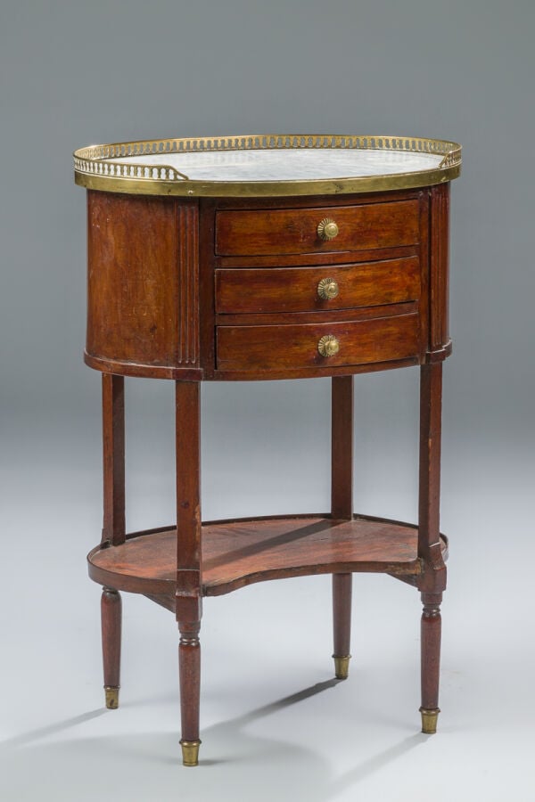Petite table de salon ovale en acajou et placage d'acajou à trois - tiroirs.gal…