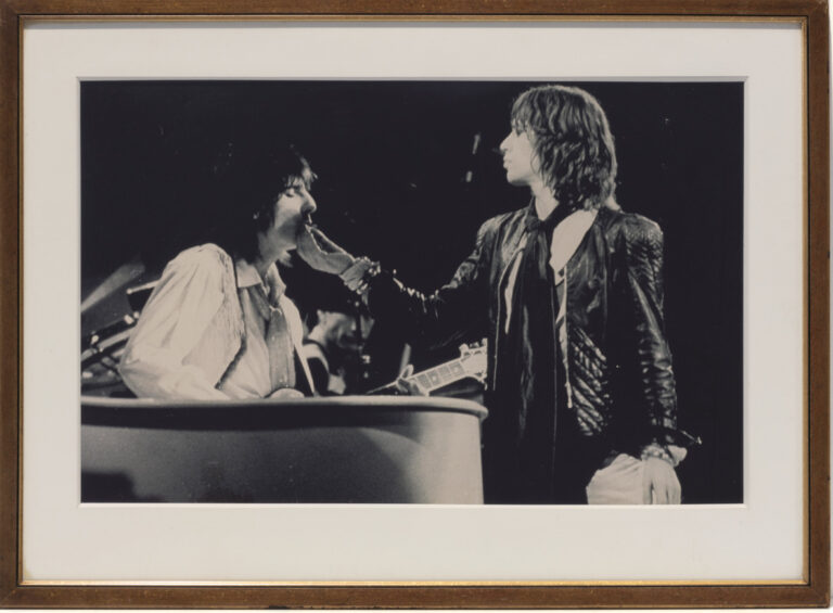 Photographie des Rolling Stones fumant - 47 x 74 cm (à vue)