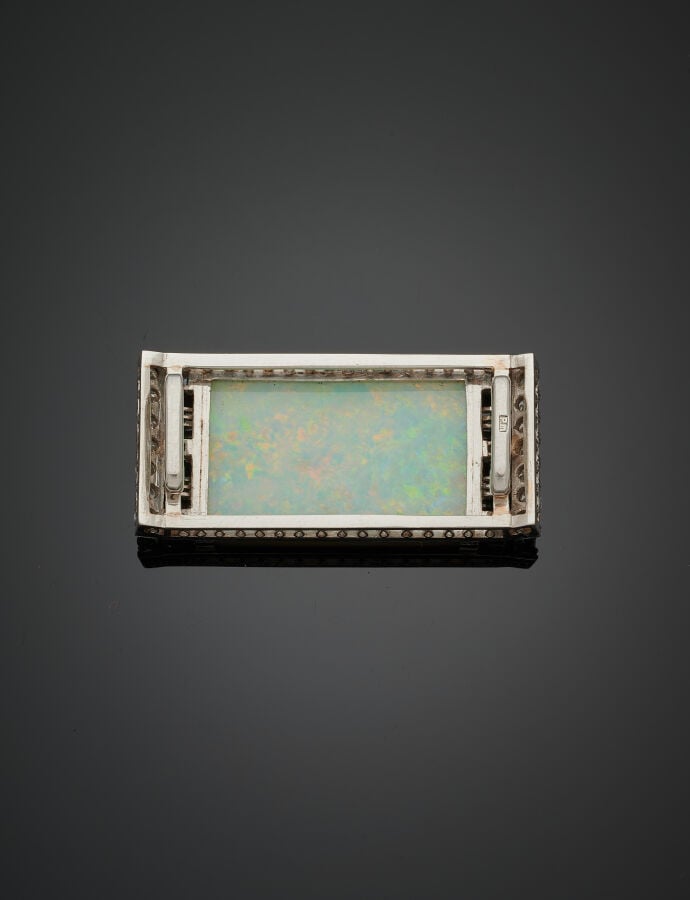 PLAQUE rectangulaire en platine (min. 800‰) ajouré, orné d'une opale d'Australi…