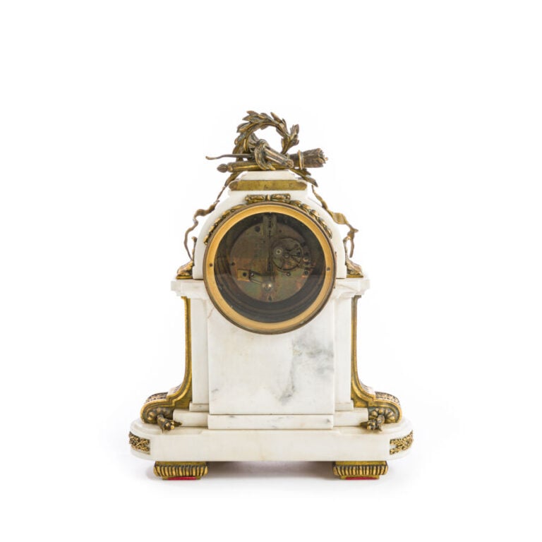 RAINGO FRÈRES - Pendule en marbre blanc et bronzes dorés de style Louis XVI - 4…