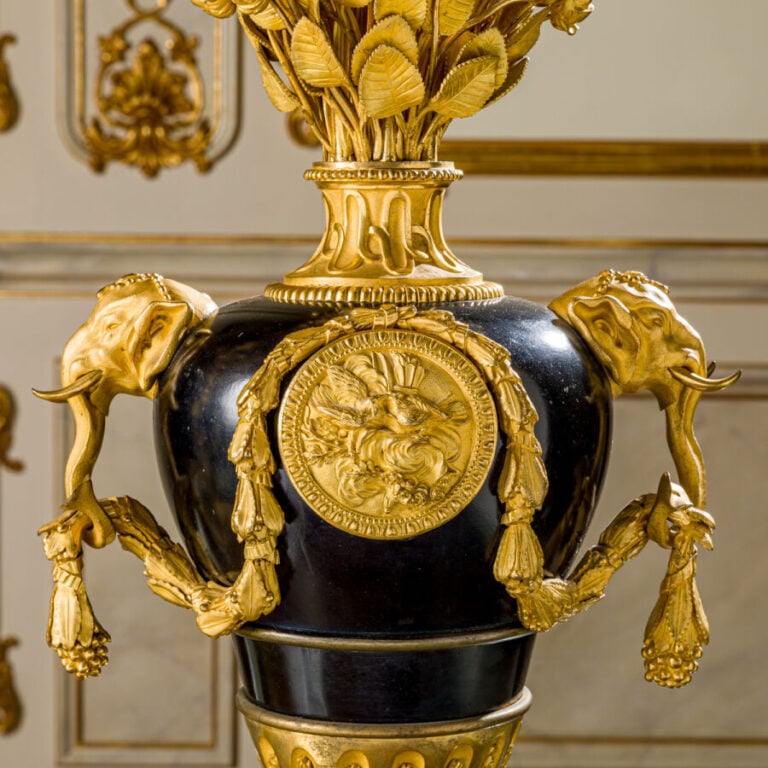 Rare paire de candélabres - à cinq lumières en bronze - finement ciselé, doré o…