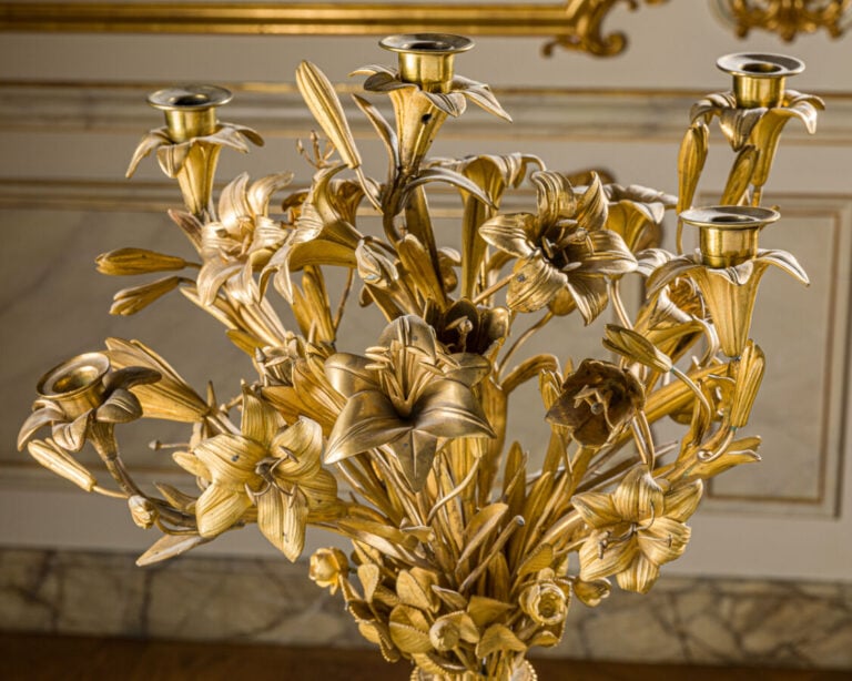 Rare paire de candélabres - à cinq lumières en bronze - finement ciselé, doré o…
