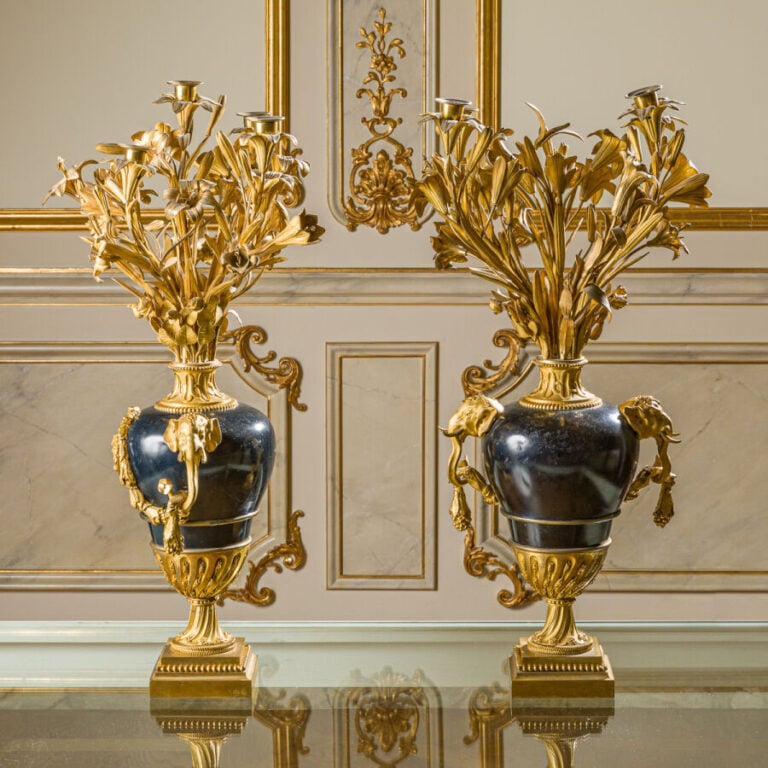 Rare paire de candélabres - à cinq lumières en bronze - finement ciselé, doré o…