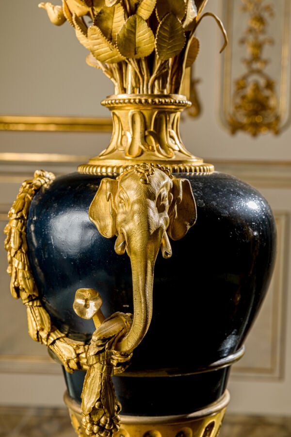 Rare paire de candélabres - à cinq lumières en bronze - finement ciselé, doré o…