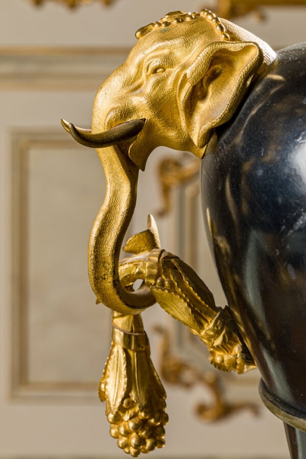 Rare paire de candélabres - à cinq lumières en bronze - finement ciselé, doré o…