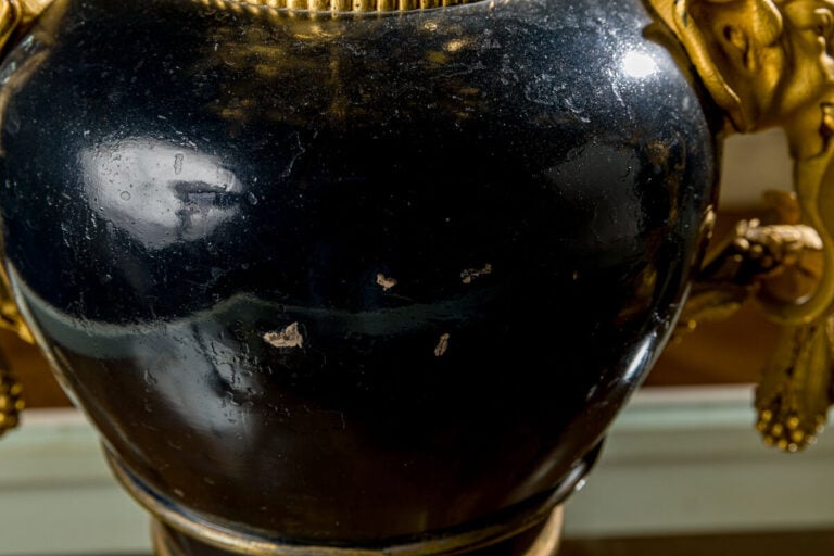 Rare paire de candélabres - à cinq lumières en bronze - finement ciselé, doré o…