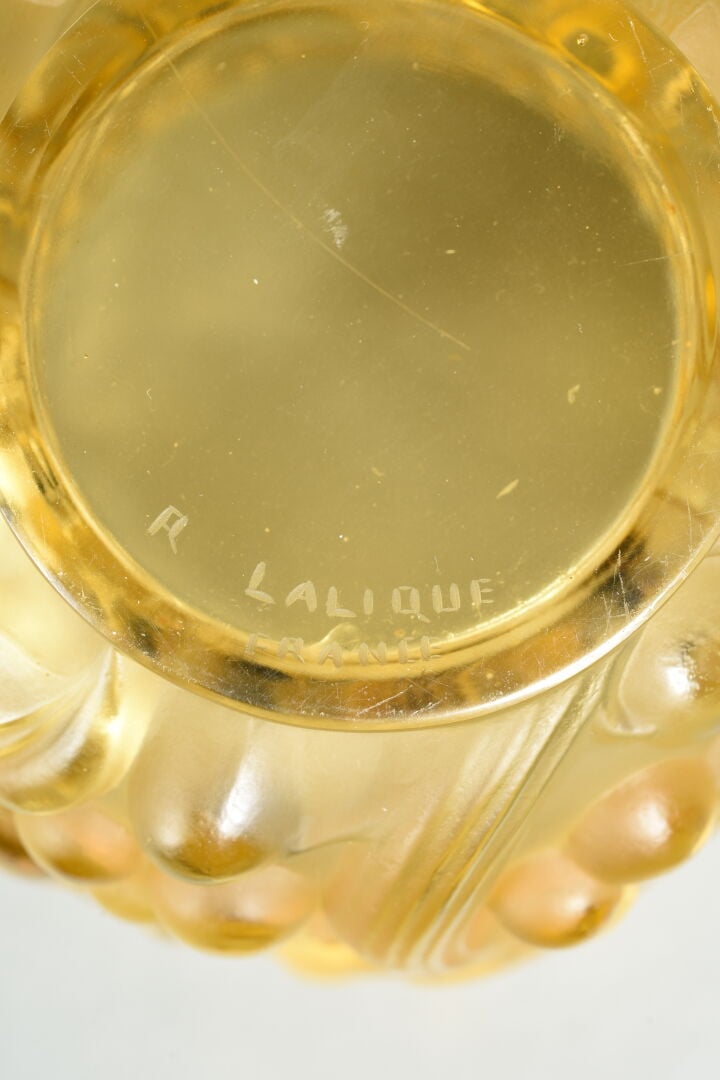 René LALIQUE (1860-1945) - Vase "Avallon" en verre moulé-pressé teinté dans la…