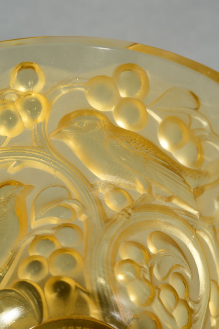 René LALIQUE (1860-1945) - Vase "Avallon" en verre moulé-pressé teinté dans la…