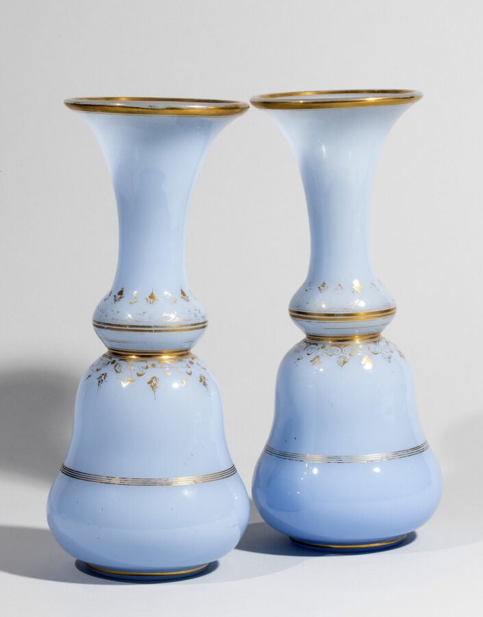 Saint-Louis. Paire de vases balustres à cols bulbés en opaline lavande décorée…