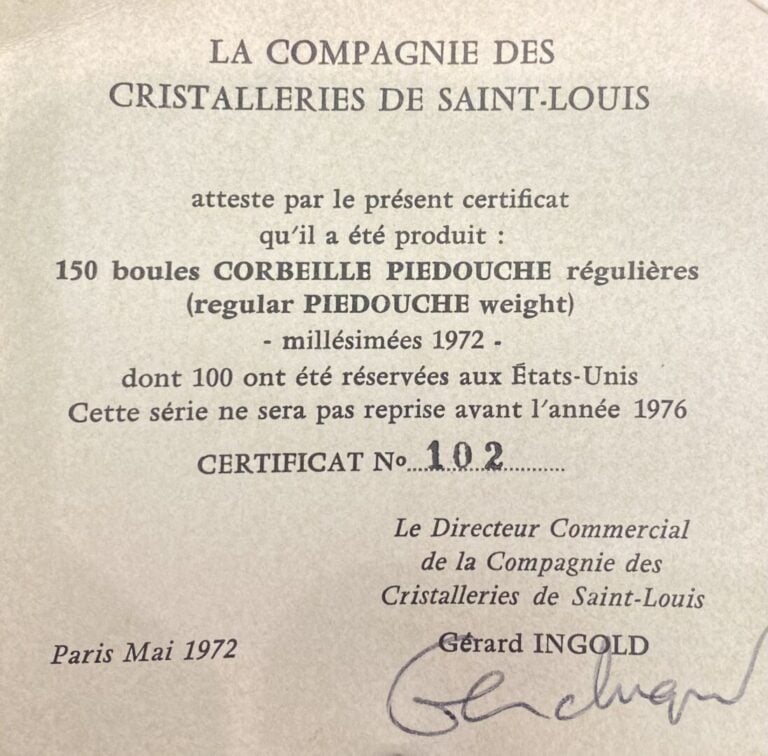SAINT-LOUIS - Presse-papiers à piédouche signé et daté SL 1972, à motif de neuf…
