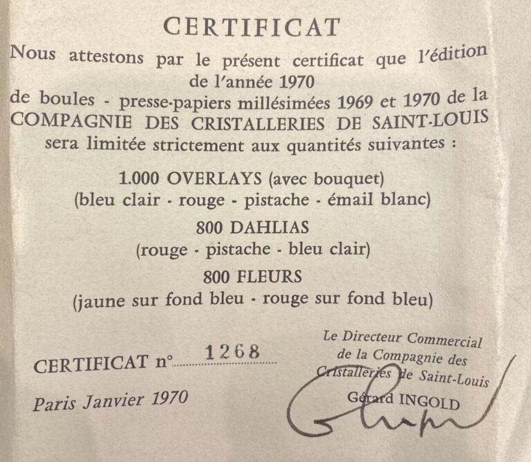 SAINT-LOUIS - Presse-papiers overlay bleu, signé et daté SL 1971, doublé sur ém…