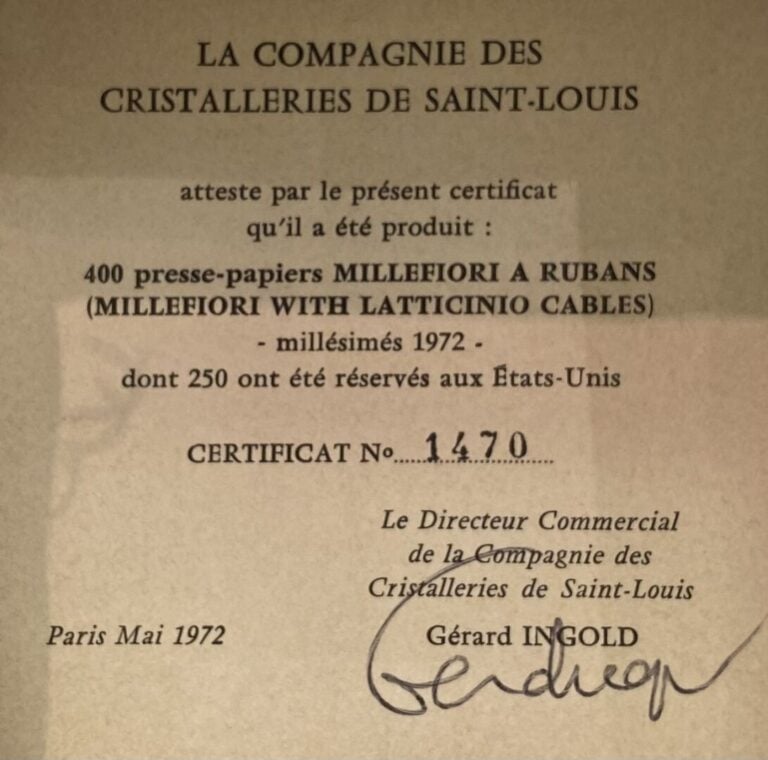 SAINT-LOUIS - Presse-papiers signé et daté SL 1972, à fond turquoise opaque orn…
