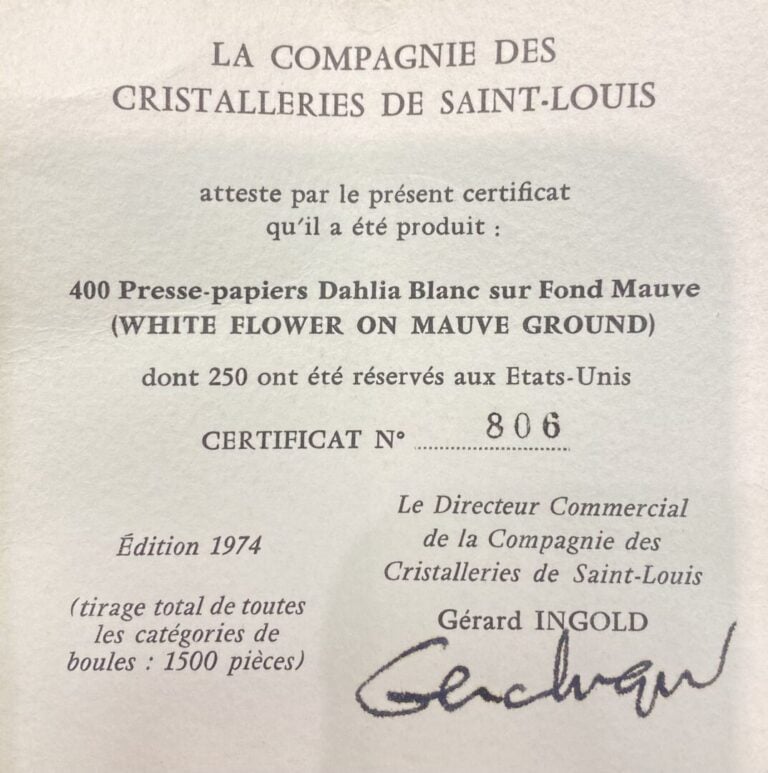 SAINT-LOUIS - Presse-papiers signé et daté SL 1974, à fond mauve opaque orné d'…