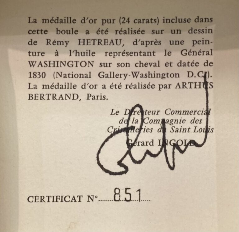 SAINT-LOUIS - Presse-papiers signé et daté SL 1976, à fond bleu nuit opaque orn…