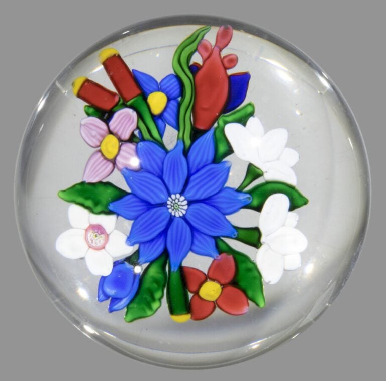 Saint-Louis. Presse-papiers signé et daté SL 1981 orné d'un bouquet composé d'u…