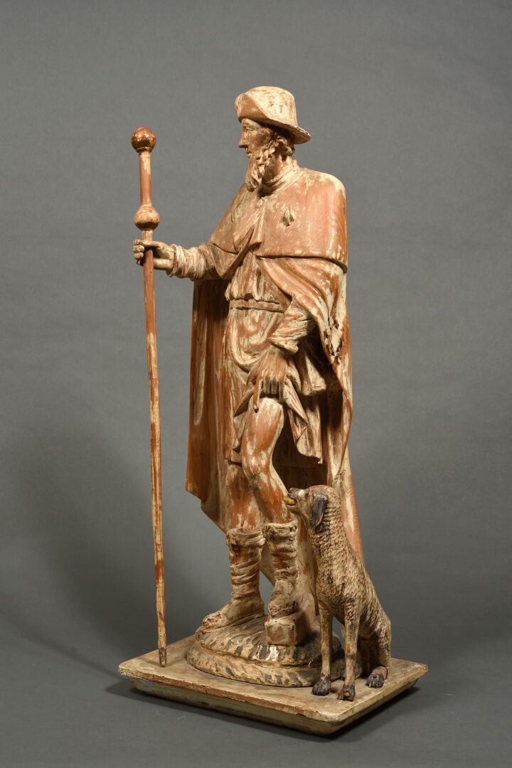 Saint Roch en bois de résineux sculpté avec traces de polychromie. Portant une…