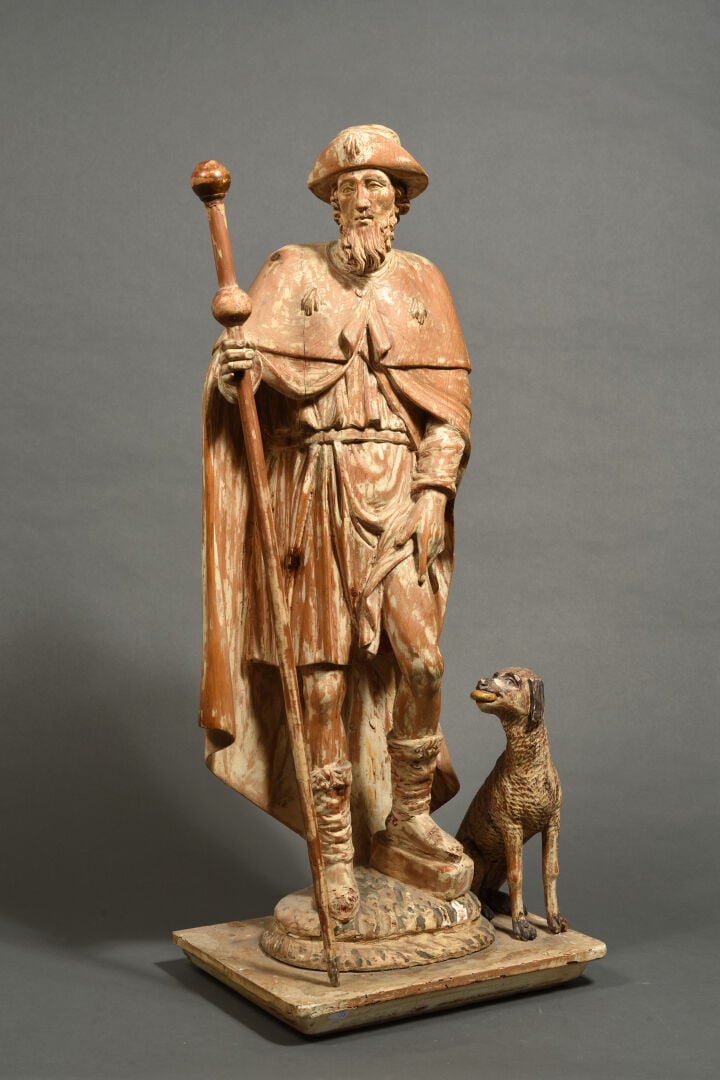 Saint Roch en bois de résineux sculpté avec traces de polychromie. Portant une…